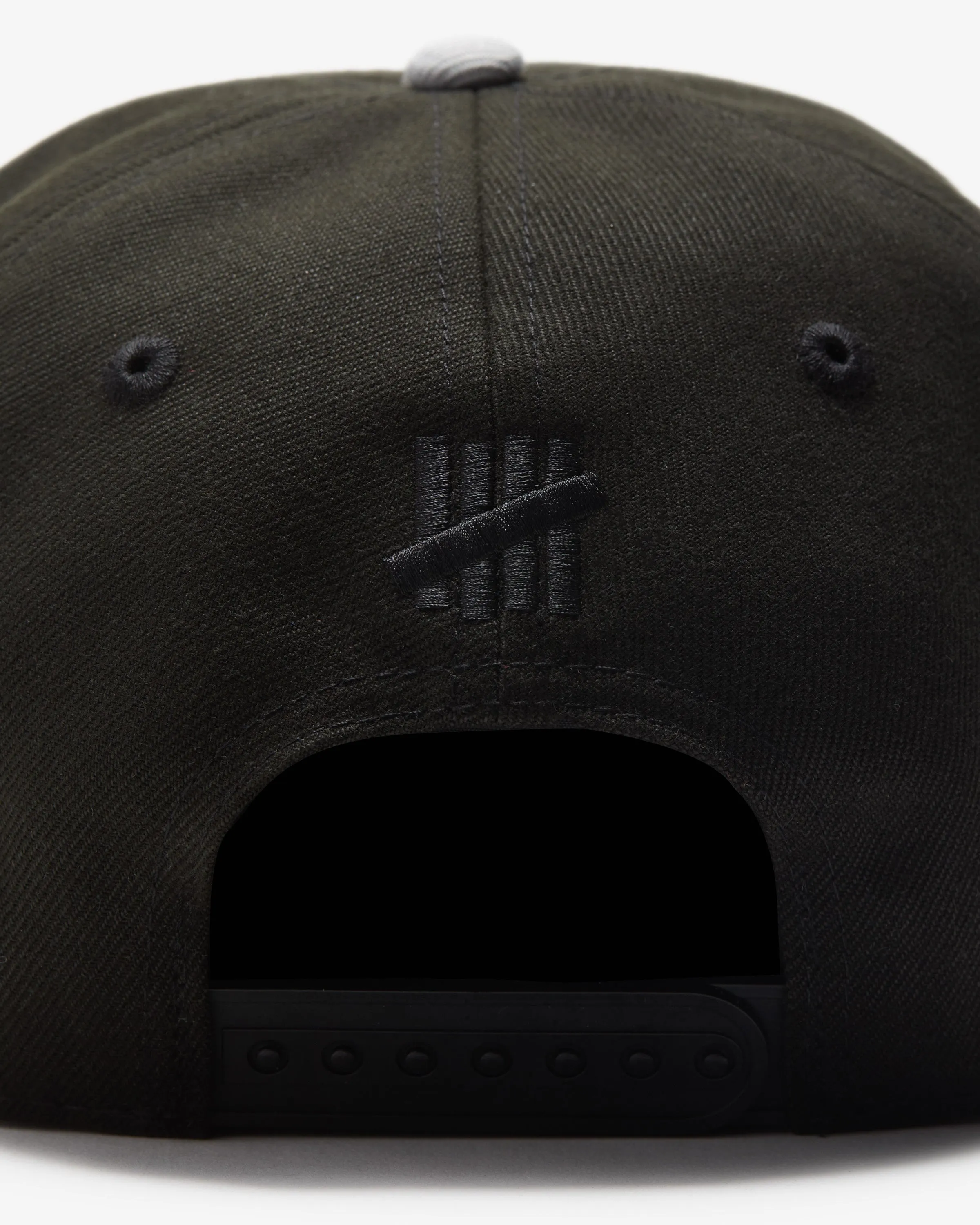 UNDEFEATED 2-TONE ARCH SNAPBACK