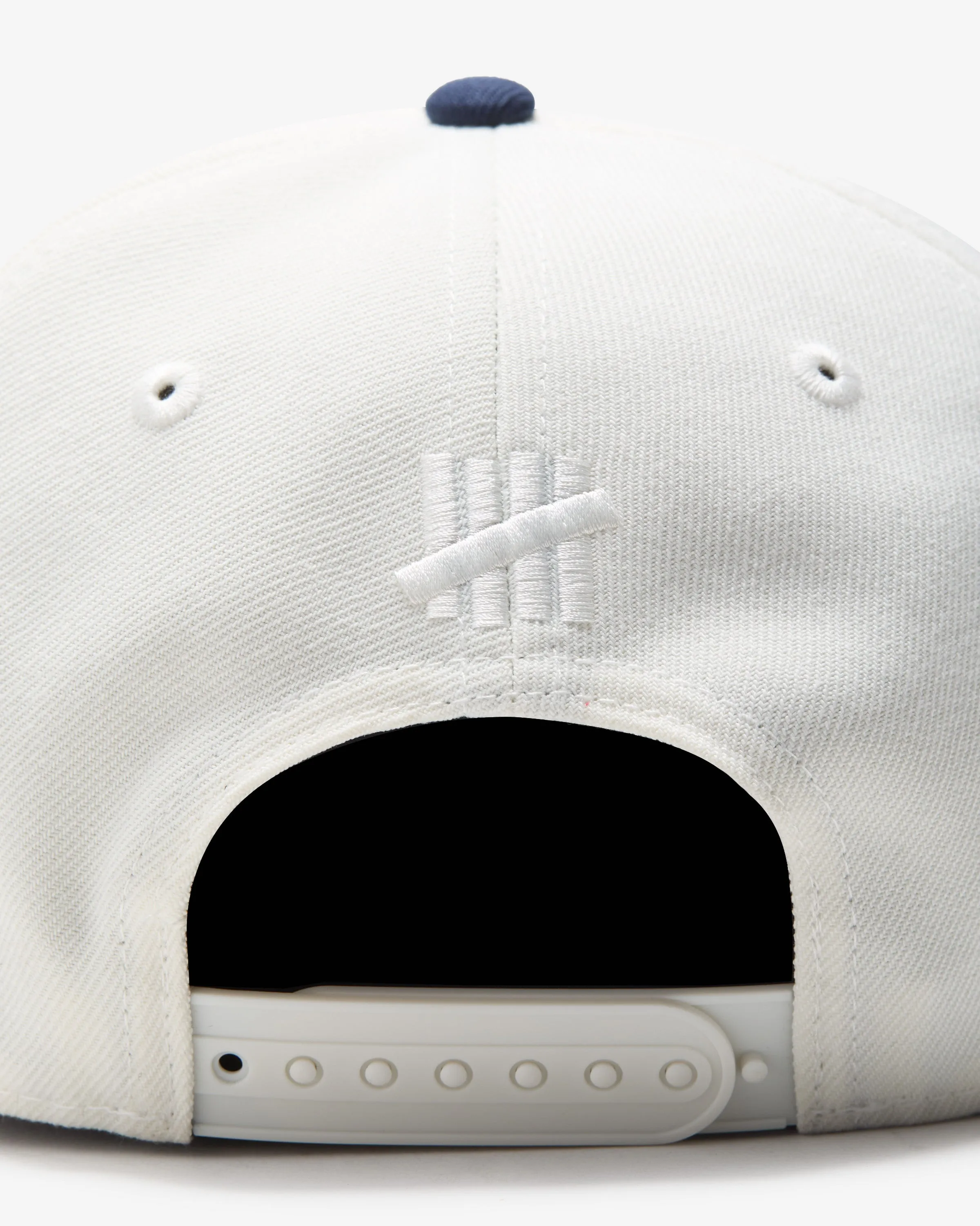 UNDEFEATED 2-TONE ARCH SNAPBACK